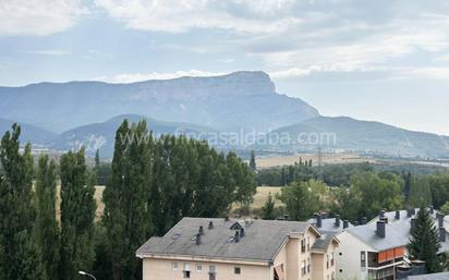 Vista exterior de Àtic en venda en Jaca amb Terrassa i Piscina