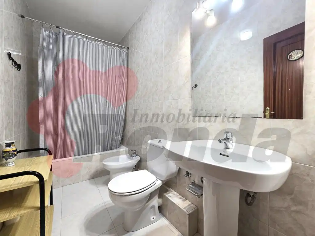 Badezimmer von Wohnungen zur Miete in Lugo