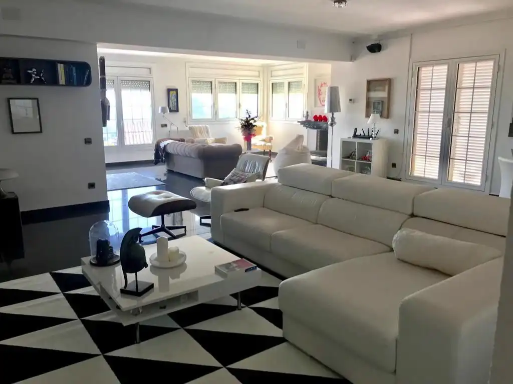 Sala d'estar de Casa o xalet en venda en Sant Boi de Llobregat amb Aire condicionat, Calefacció i Jardí privat