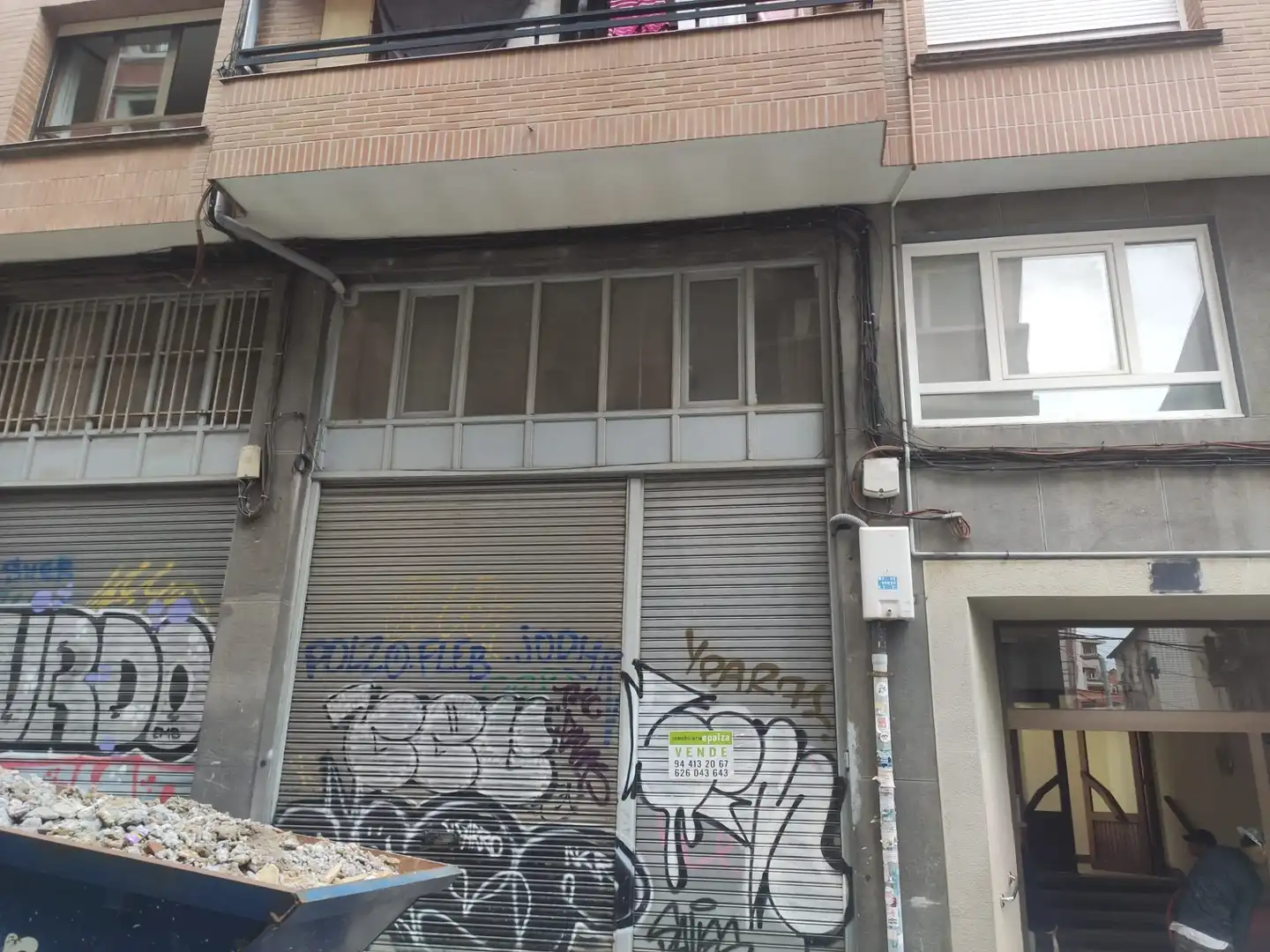 Vista exterior de Local en venda en Bilbao  amb Calefacció i Moblat
