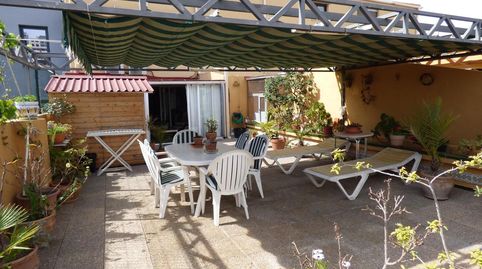 Este espectacular ático tríplex con una inmensa terraza, ambientada con multitud de plantas le permitirá sentir como si viviera en