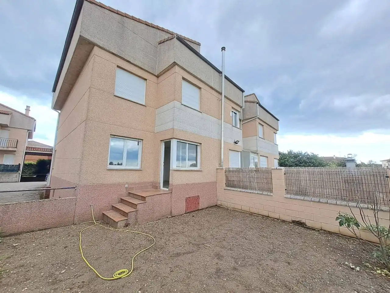 Vista exterior de Casa adosada en venda en Merindad de Río Ubierna amb Calefacció, Jardí privat i Terrassa