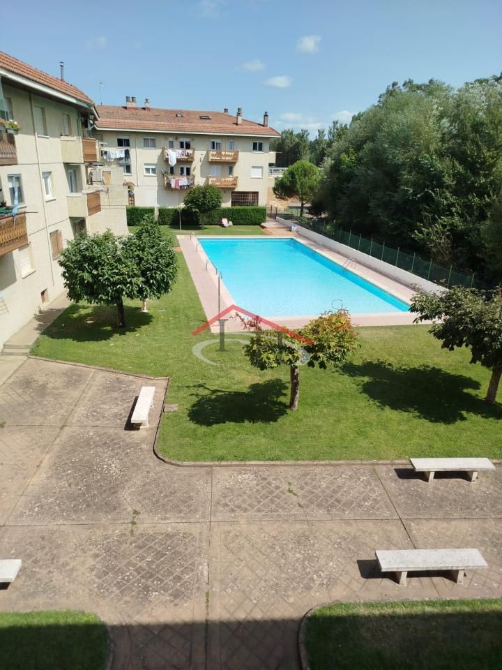 Piscina de Apartament en venda en Villaturiel amb Calefacció, Parquet i Moblat