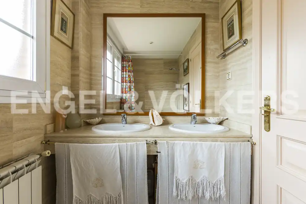 Bathroom of Houses for sale in Madrid  with Air Conditioner, Heating and Private garden