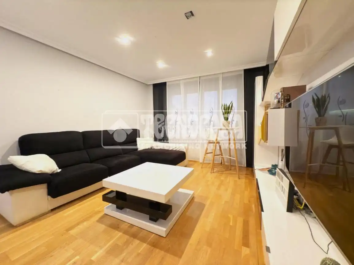 Wohnzimmer von Wohnung zum Verkauf in Cuenca mit Klimaanlage und Parkett