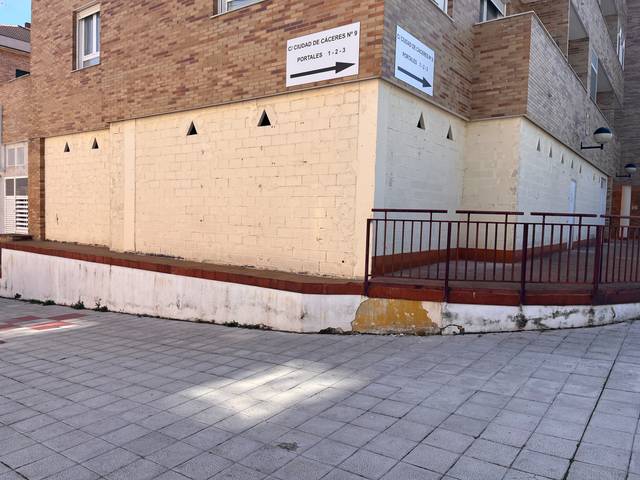 Local comercial en Venta en Calle Ciudad de Cáceres, 9 en Hervencias Altas - El Pinar