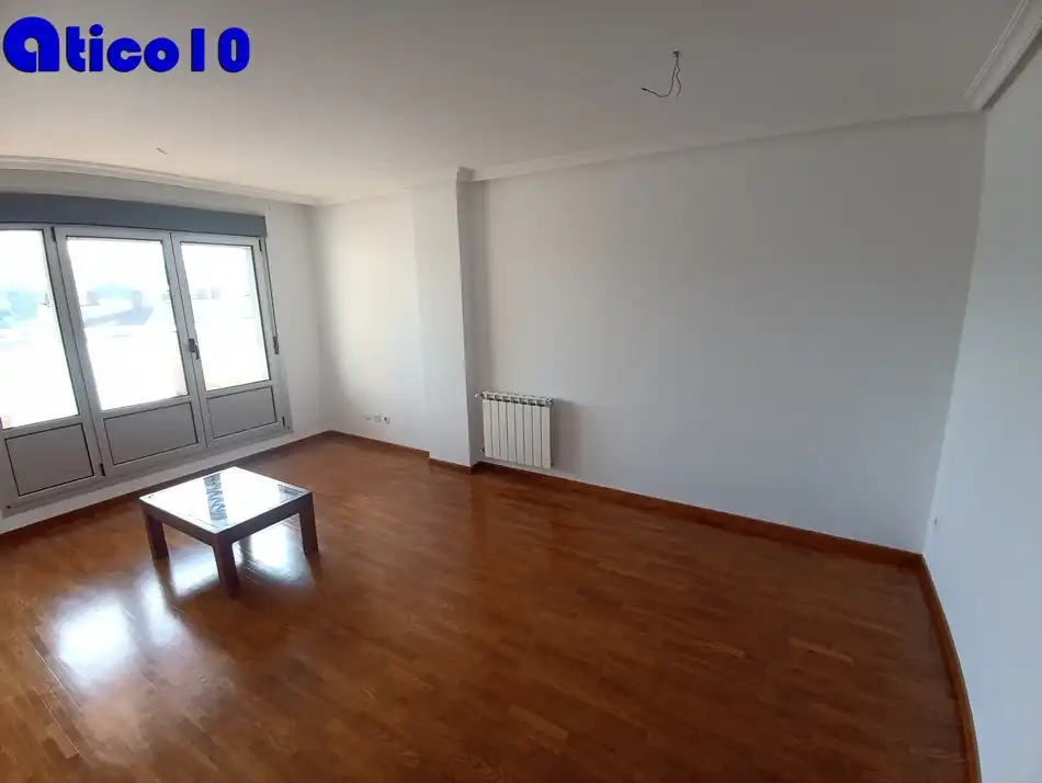 Sala d'estar de Àtic en venda en Oviedo  amb Calefacció, Jardí privat i Parquet