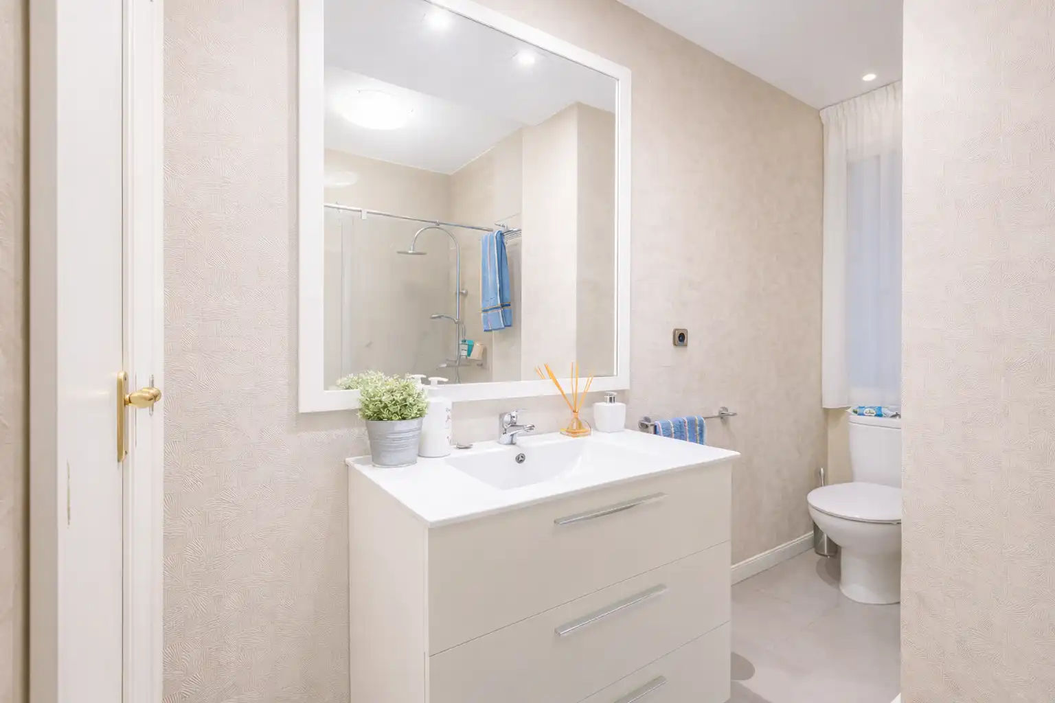 Bathroom of Flat for sale in Madrid  with Air Conditioner, Heating and Terrace