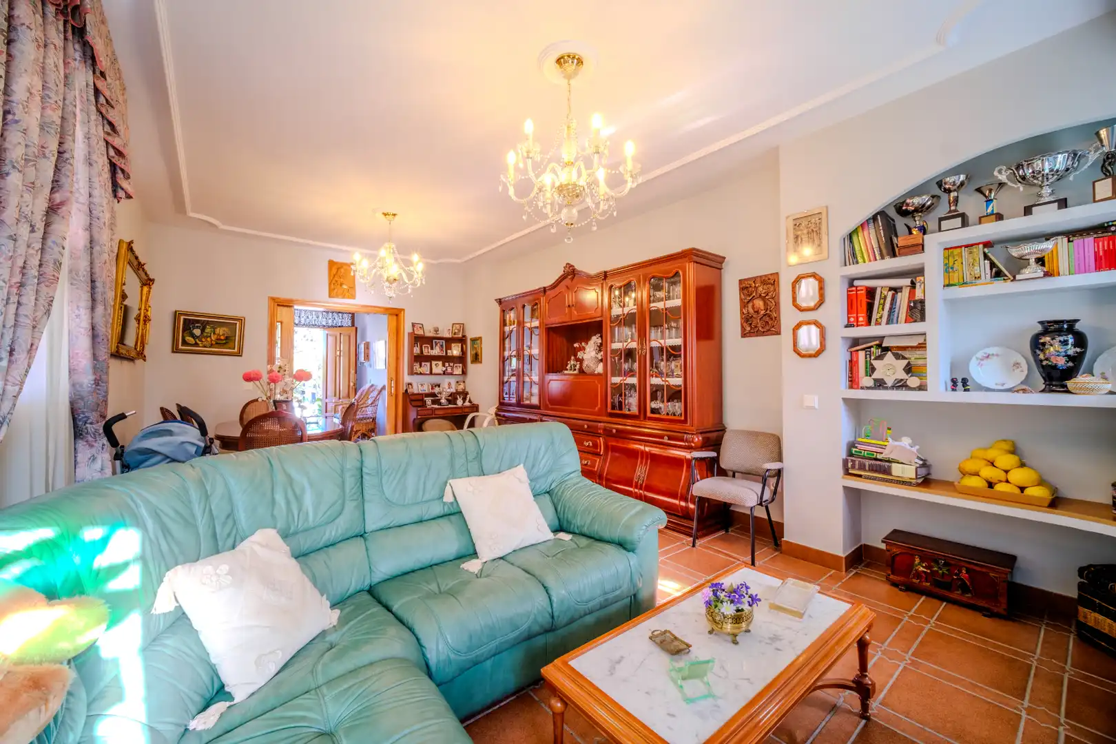 Sala d'estar de Casa o xalet en venda en Montequinto amb Jardí privat, Terrassa i Moblat