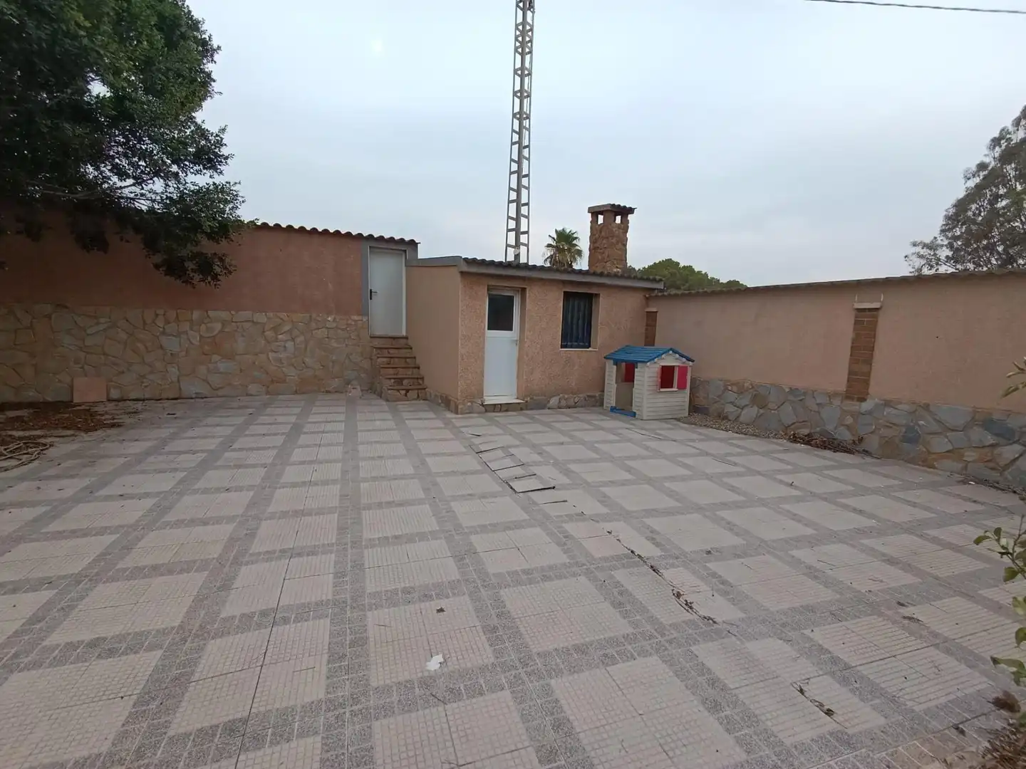 Vista exterior de Casa o xalet en venda en Elche / Elx amb Jardí privat, Terrassa i Traster