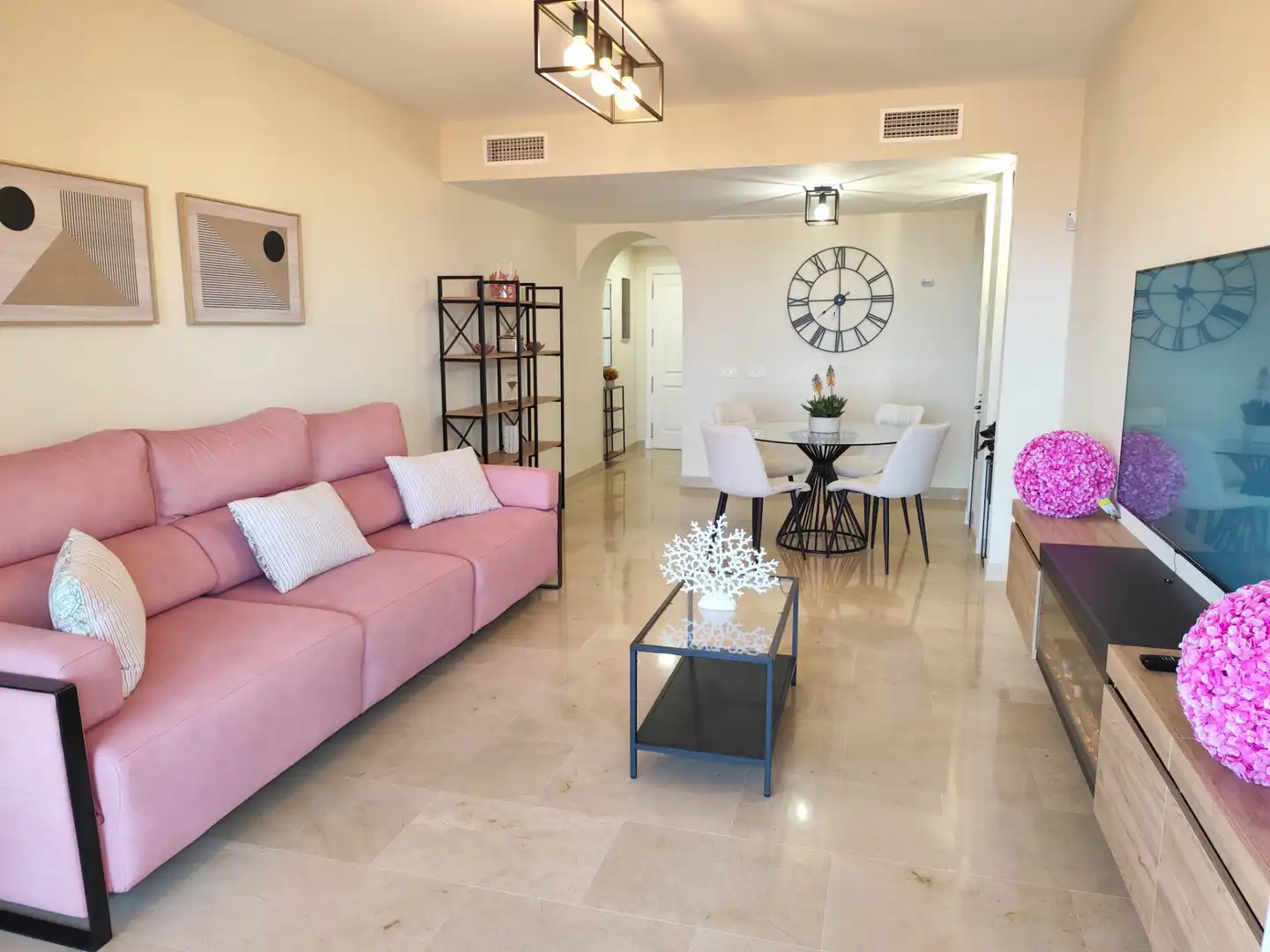 Sala d'estar de Apartament en venda en Manilva amb Aire condicionat, Terrassa i Piscina