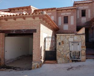 Exterior view of Building for sale in Castillo de Bayuela