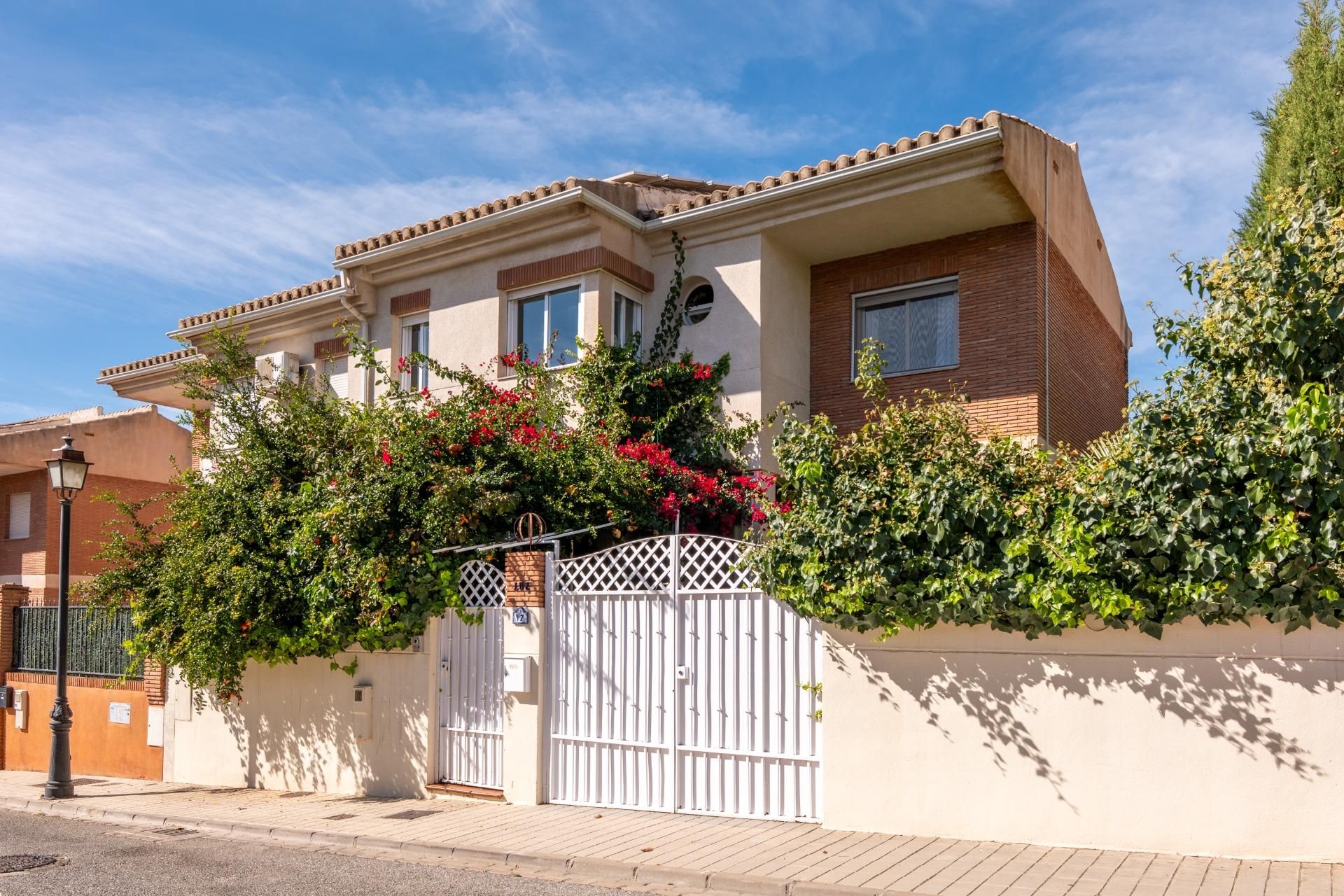 Vista exterior de Casa adosada en venda en Huétor Vega amb Aire condicionat, Calefacció i Jardí privat
