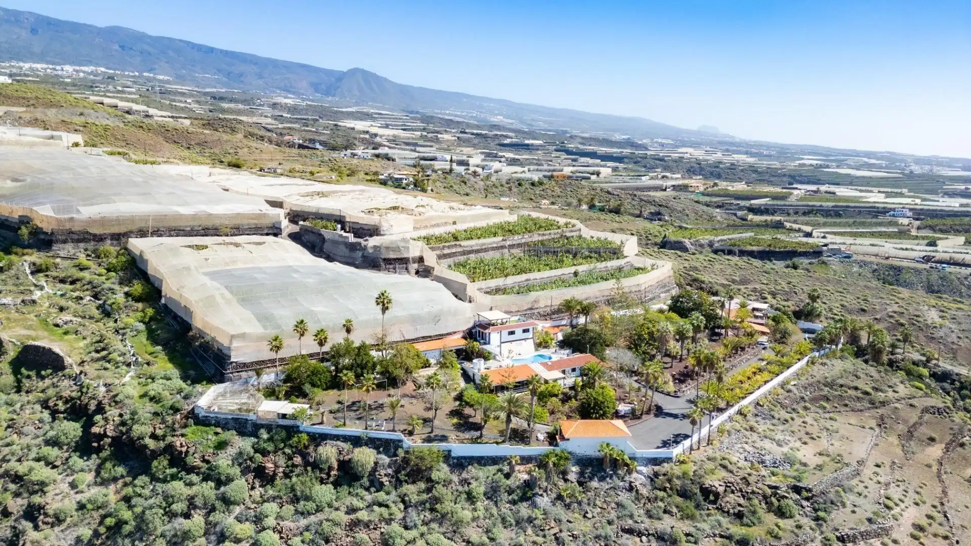 Vista exterior de Casa o xalet en venda en Guía de Isora amb Aire condicionat, Jardí privat i Terrassa