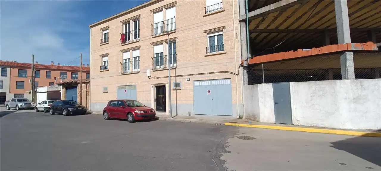 Parking of Detached homes for sale in Calvarrasa de Abajo