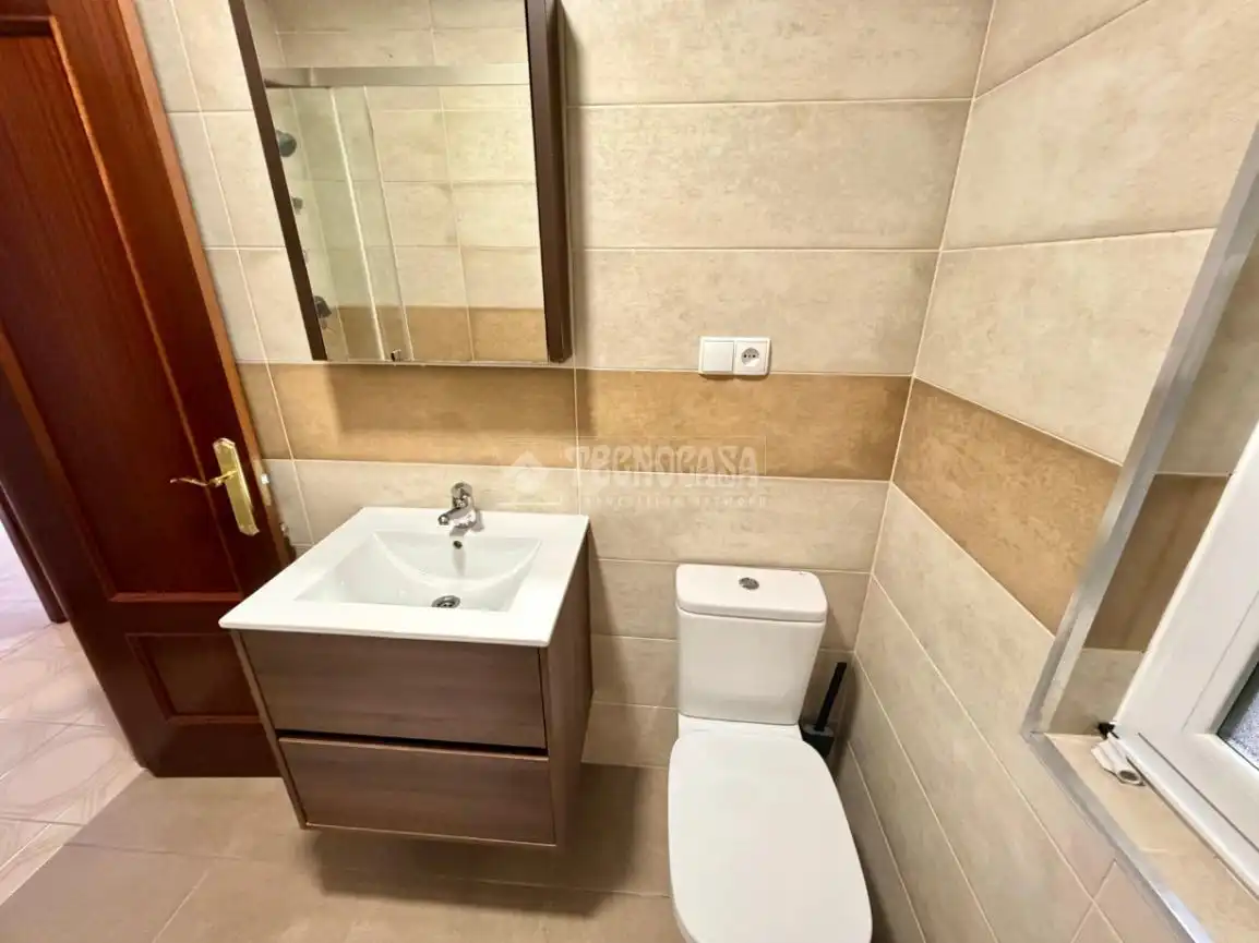 Baño de Piso en venta en León Capital  con Calefacción, Terraza y Trastero