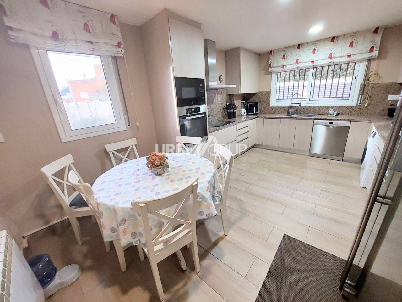 Cuina de Casa o xalet en venda en Rubí amb Aire condicionat, Calefacció i Jardí privat