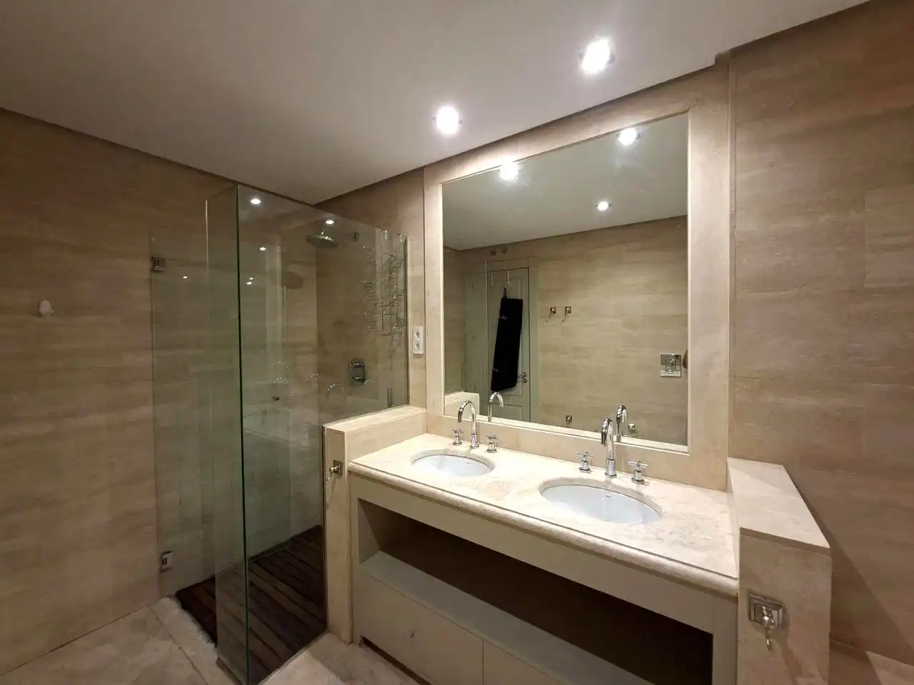 Bathroom of Ground floor for rent in Madrid  with Air Conditioner, Heating and Private garden