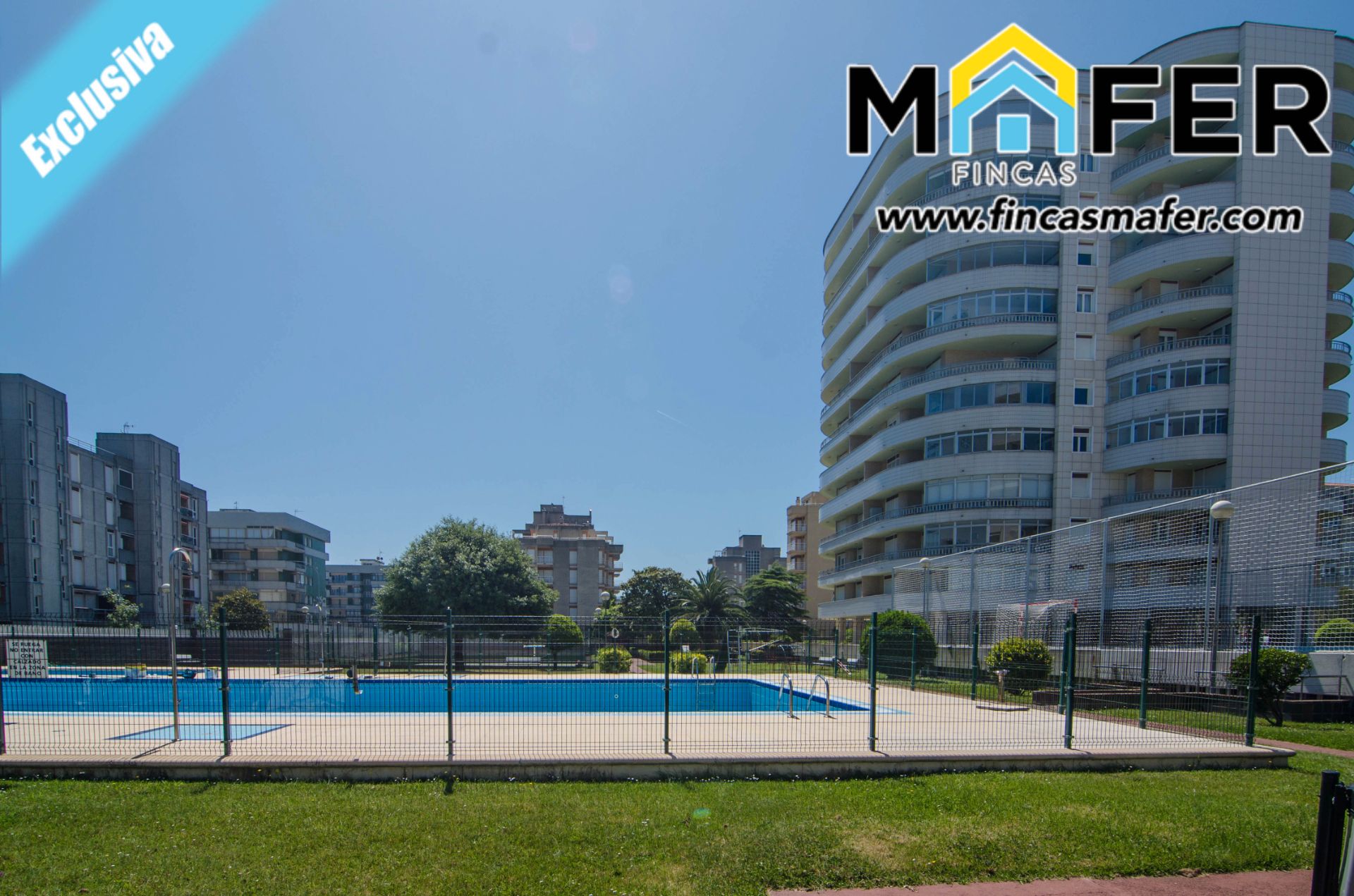 Piscina de Pis en venda en Laredo amb Calefacció, Parquet i Terrassa