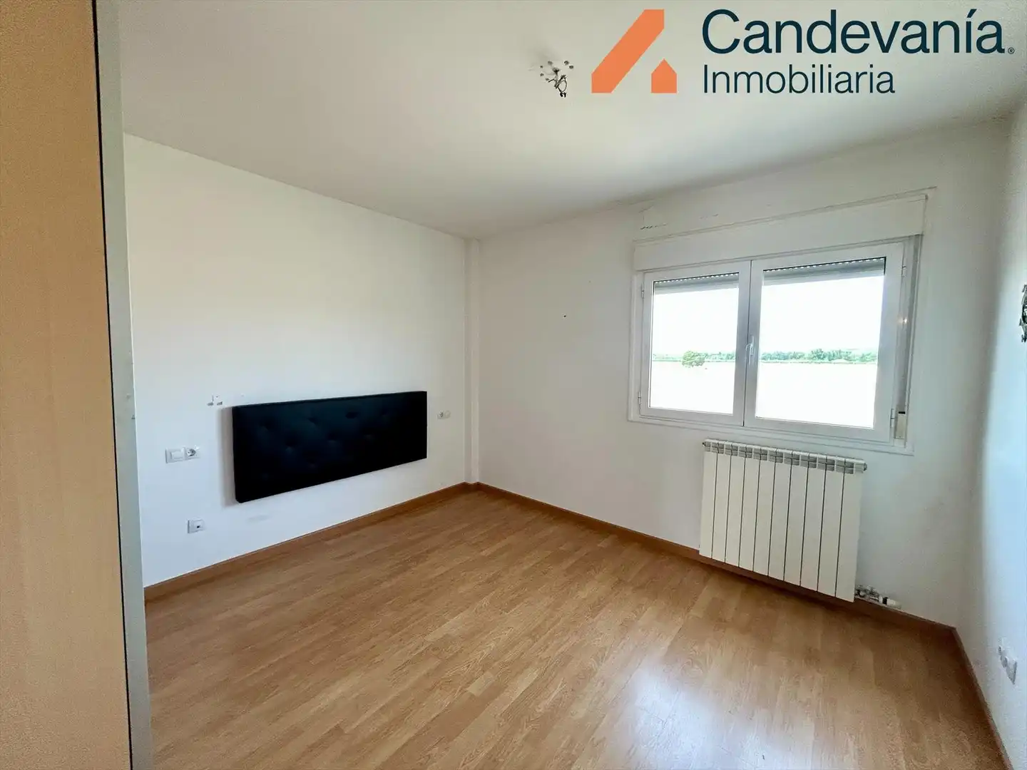 Casa adosada en venta en Zuera con Calefacción, Jardín privado y Parquet