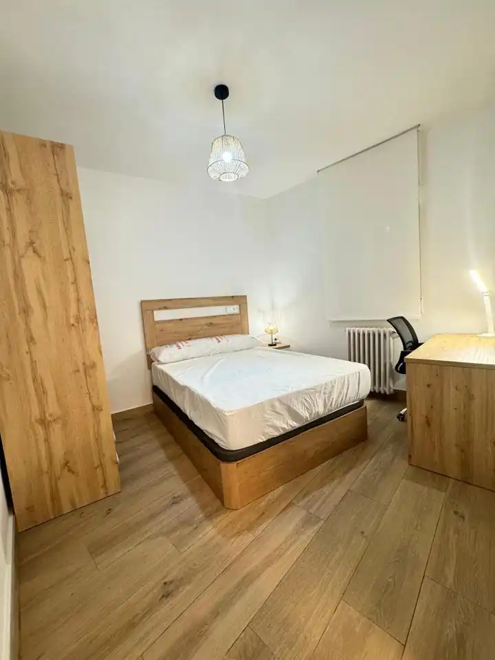 Habitación de Piso para compartir en Segovia con Calefacción, Terraza y Amueblado