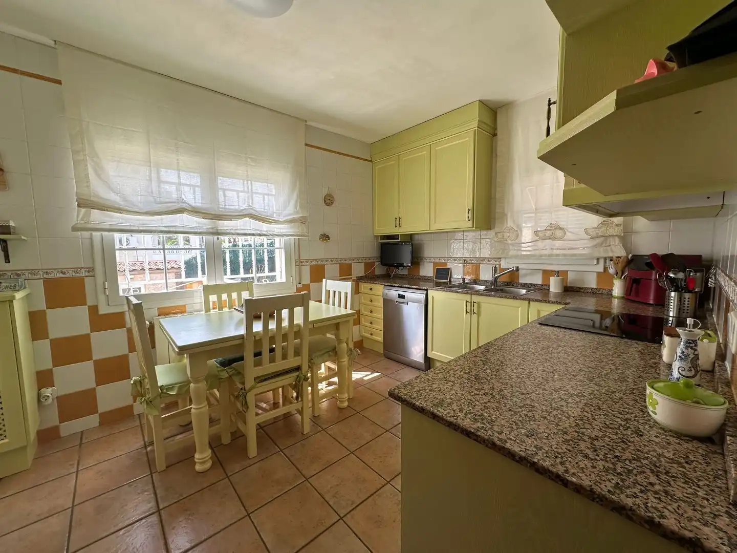 Chalet con jardín en venta en Carrer Garraf 25, imagen 2