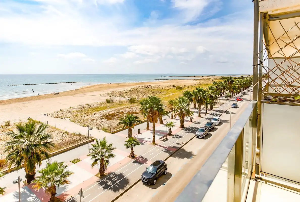 Pis amb piscina en venda a Les Salines - Pla de Sant Pere