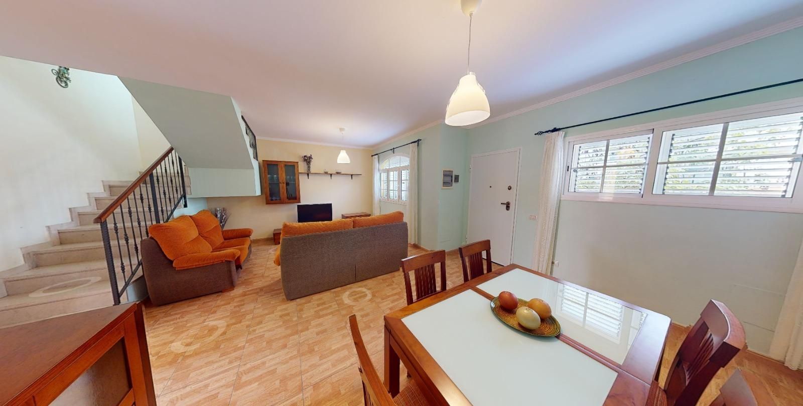 Sala d'estar de Casa adosada en venda en Las Palmas de Gran Canaria amb Jardí privat
