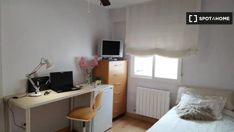 Habitación de Piso de alquiler en Zaragoza con Aire acondicionado, Calefacción y Amueblado