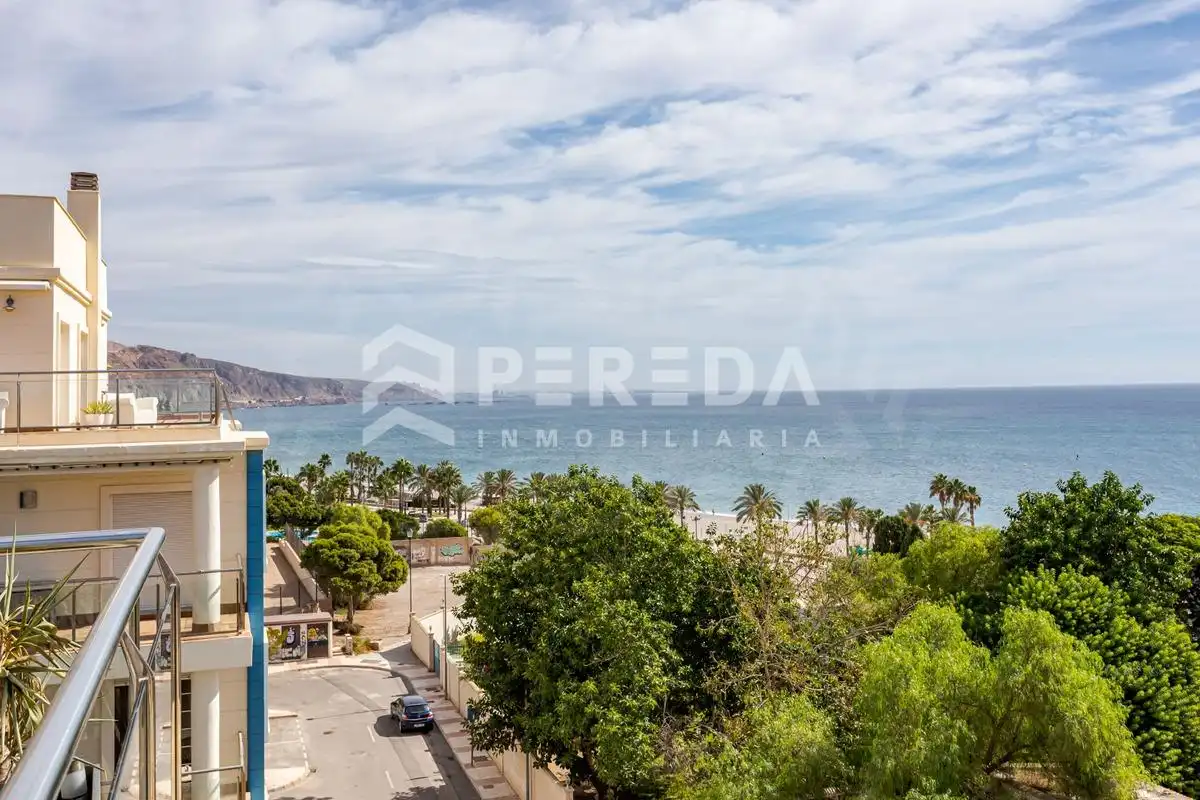 Vista exterior de Ático en venta en Roquetas de Mar con Aire acondicionado, Terraza y Piscina comunitaria