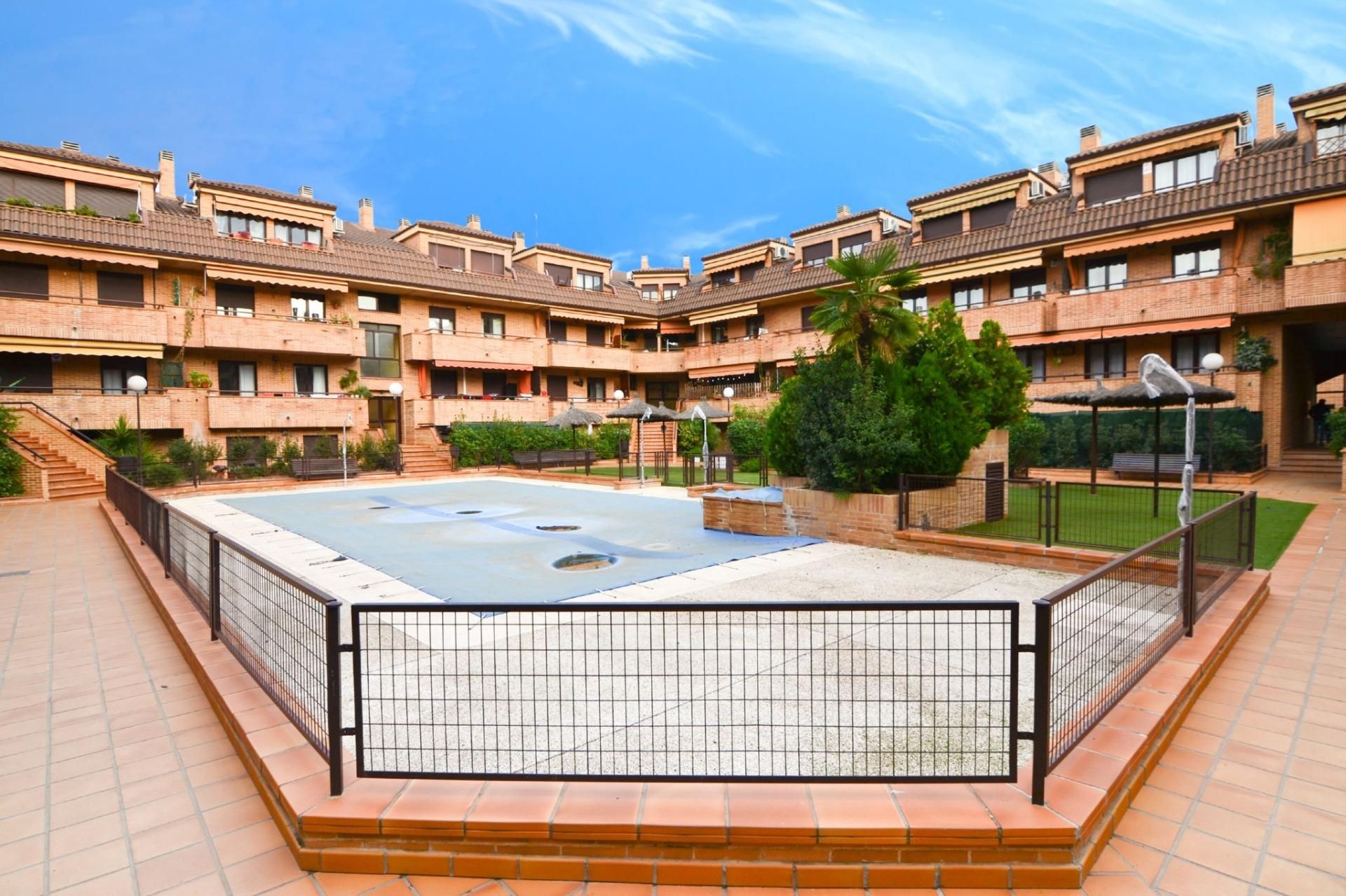 Vista exterior de Dúplex en venda en Brunete amb Calefacció, Parquet i Terrassa