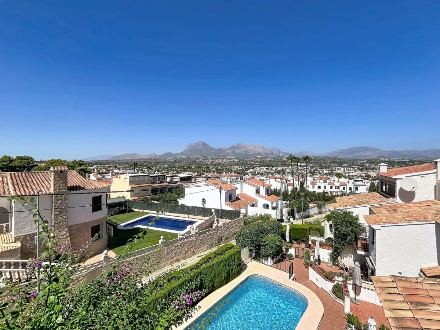 Vista exterior de Casa o chalet en venta en L'Alfàs del Pi con Aire acondicionado, Jardín privado y Terraza
