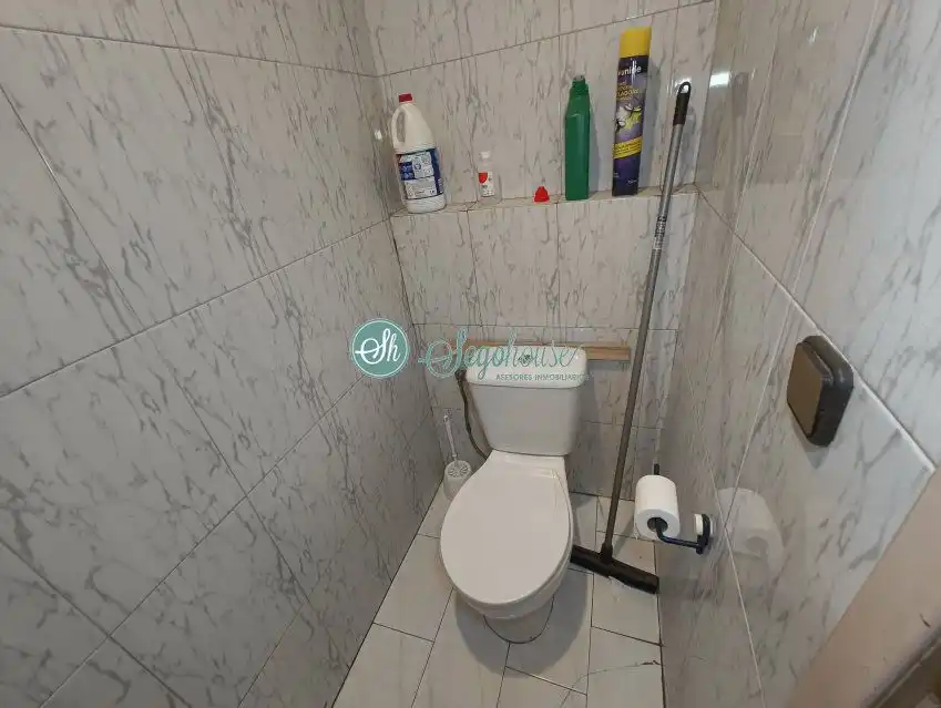Bathroom of Commercial properties for rent in Segovia  with Air Conditioner