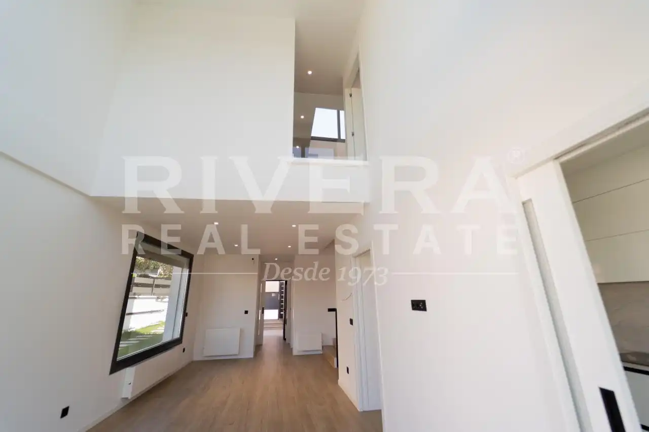 Vista exterior de Casa adosada en venta en Vigo  con Calefacción y Jardín privado