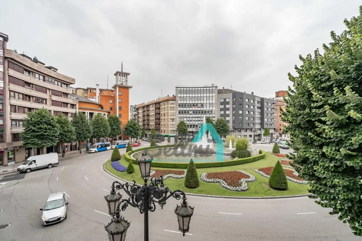 Vista exterior de Piso en venta en Oviedo  con Calefacción, Parquet y Terraza