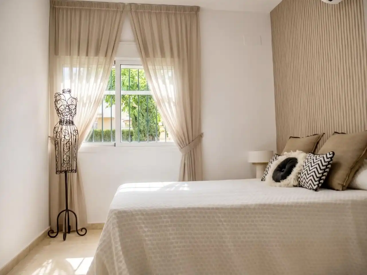 Dormitori de Apartament en venda en Sevilla amb Aire condicionat, Terrassa i Moblat