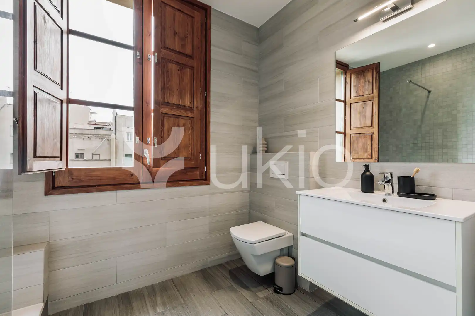 Baño de Apartamento de alquiler en Barcelona con Aire acondicionado, Calefacción y Terraza