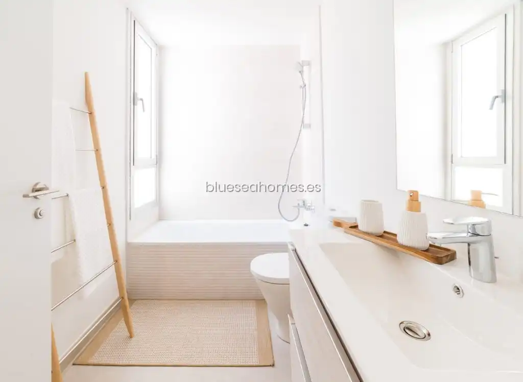 Badezimmer von Wohnung zum Verkauf in Estepona mit Klimaanlage, Privatgarten und Terrasse