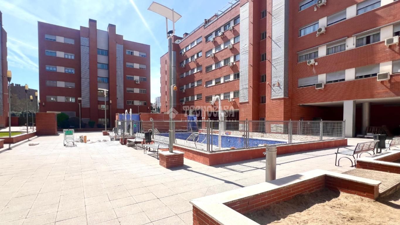 Swimming pool of Flat for sale in  Madrid Capital  with Air Conditioner, Heating and Parquet flooring