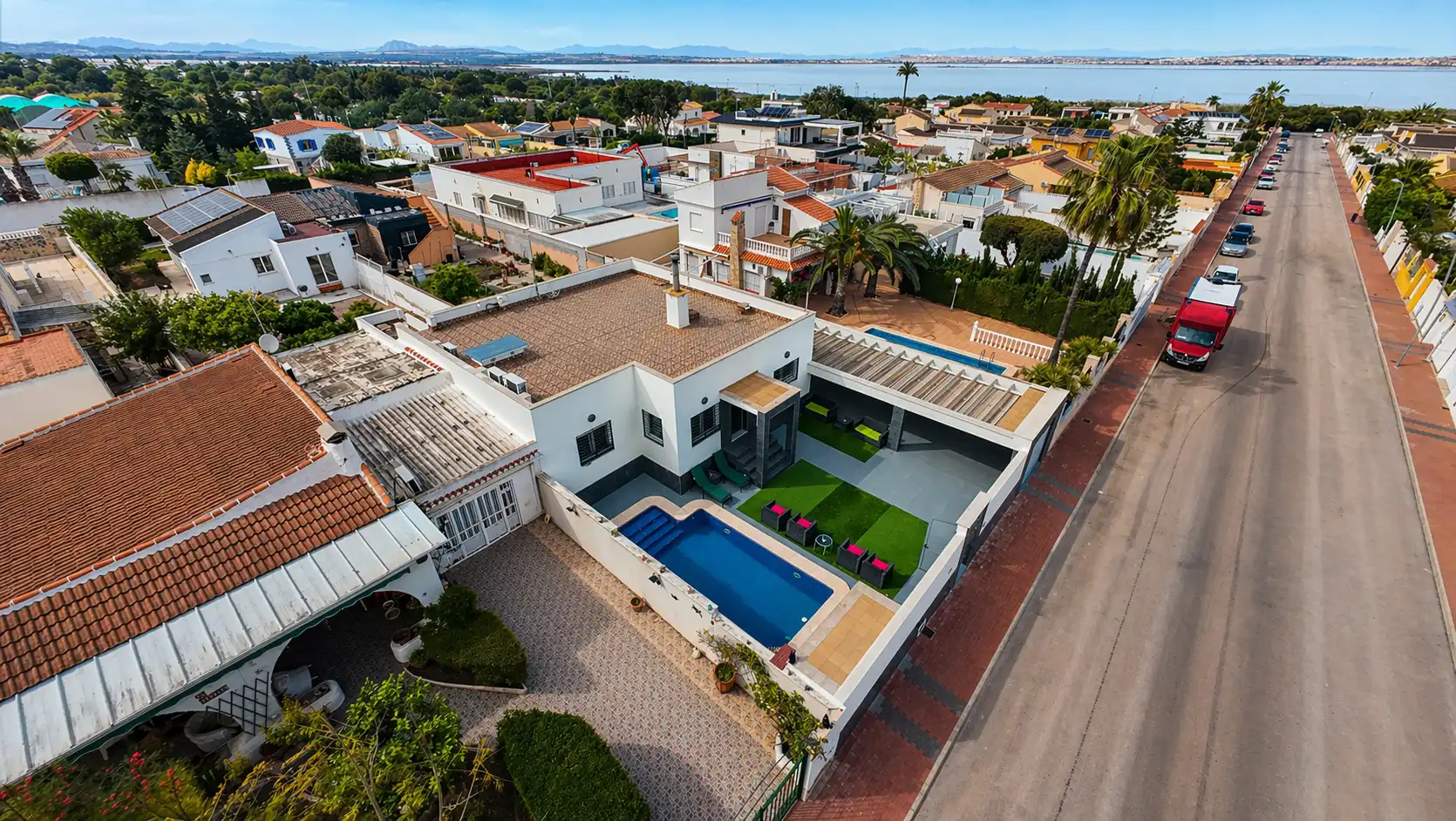 Vista exterior de Casa o xalet en venda en Torrevieja amb Aire condicionat, Calefacció i Jardí privat