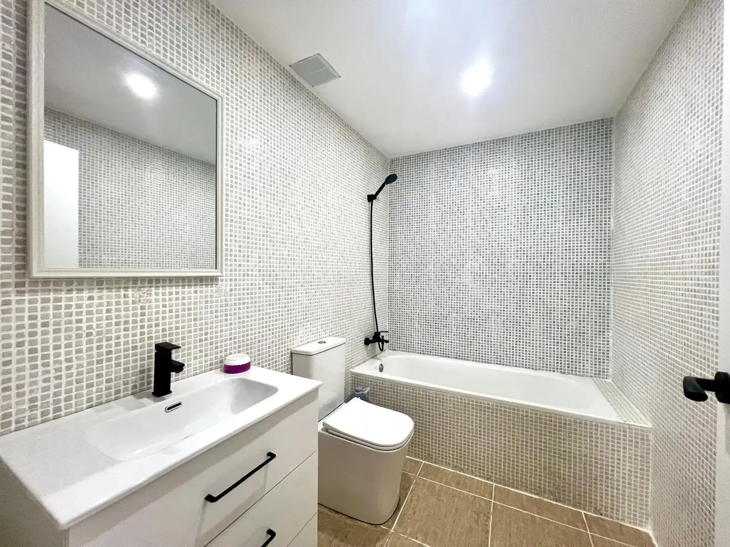 Baño de Piso en venta en Deltebre con Alarma
