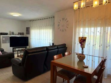 Dúplex con balcón en venta en La Girada