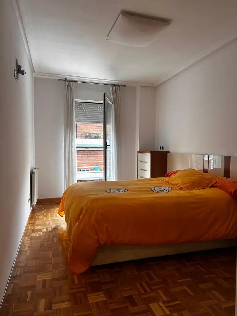 Habitación de Piso en venta en Oviedo  con Calefacción, Parquet y Trastero
