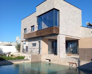 Außenansicht von Haus oder Chalet miete in Bollullos de la Mitación mit Terrasse und Schwimmbad