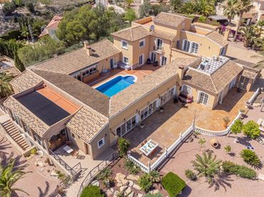Casa con piscina en venta en Carrer Aitana 71