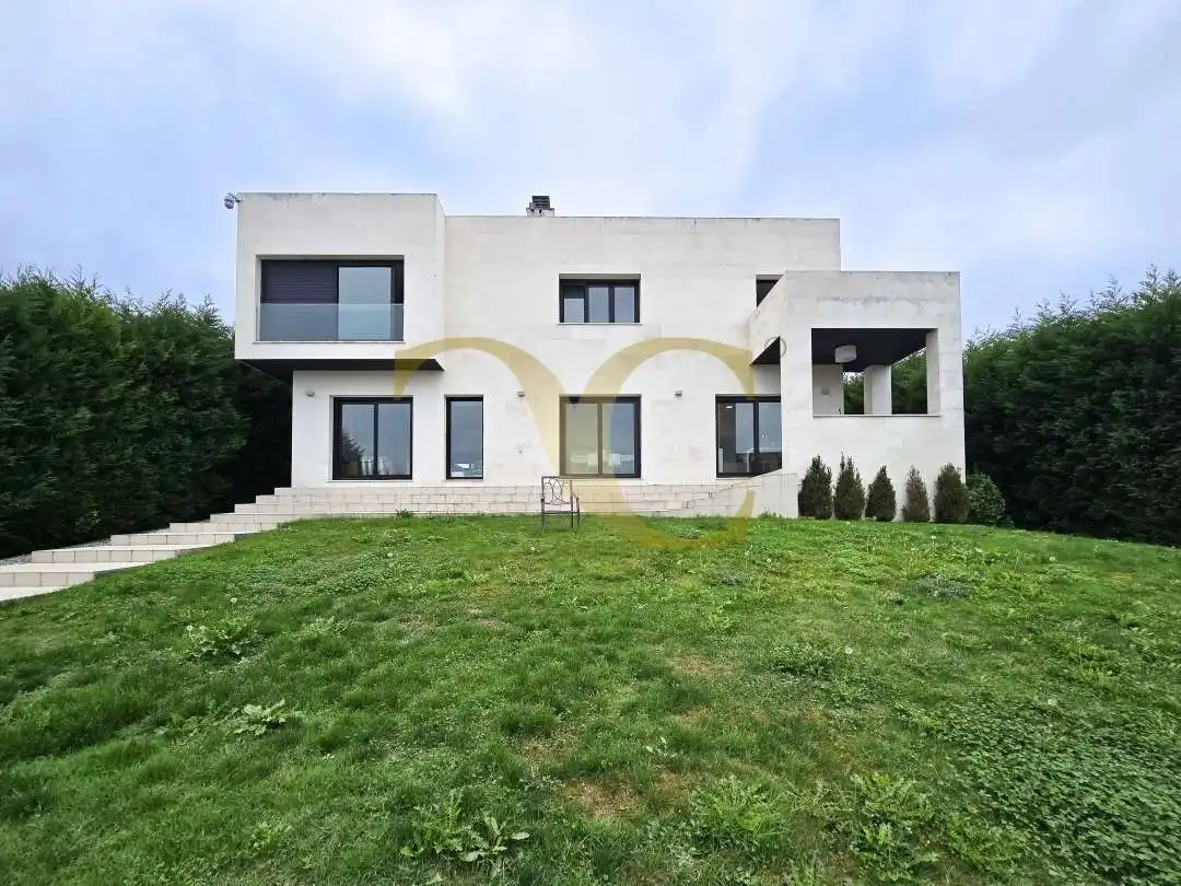 Vista exterior de Casa o xalet en venda en Oviedo  amb Calefacció, Jardí privat i Terrassa