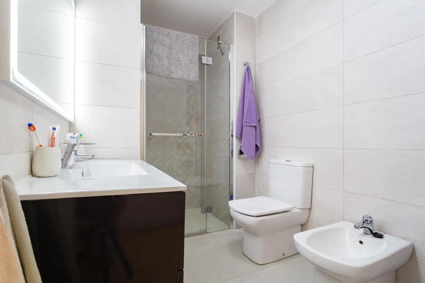 Bathroom of Flat for rent in Bilbao   with Air Conditioner, Terrace and Furnished