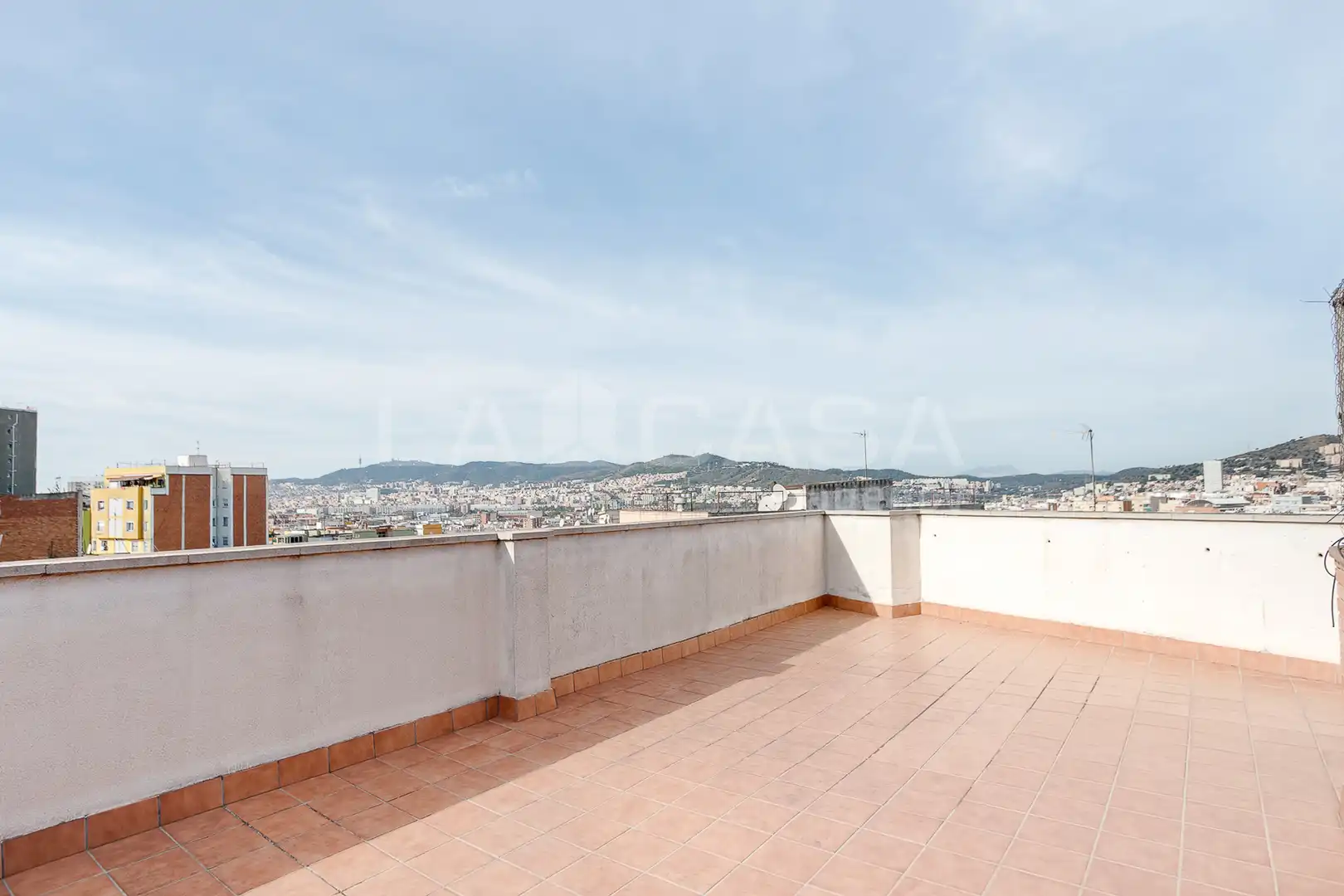 Terraza de Piso en venta en Santa Coloma de Gramenet con Calefacción, Terraza y Trastero