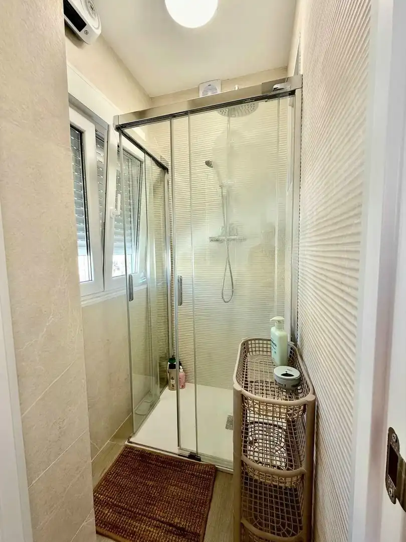 Bany de Apartament en venda en Alicante / Alacant amb Aire condicionat, Terrassa i Moblat