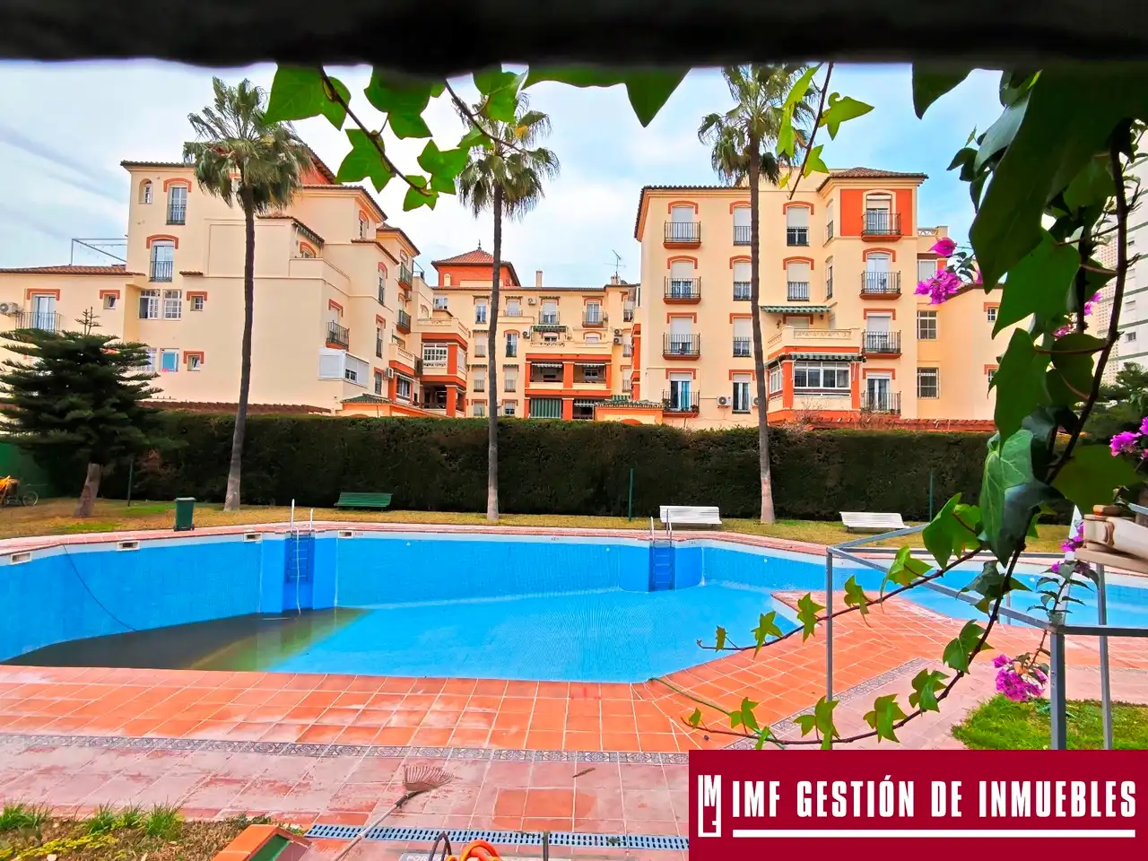 Vista exterior de Casa adosada en venda en Vélez-Málaga amb Aire condicionat, Terrassa i Moblat